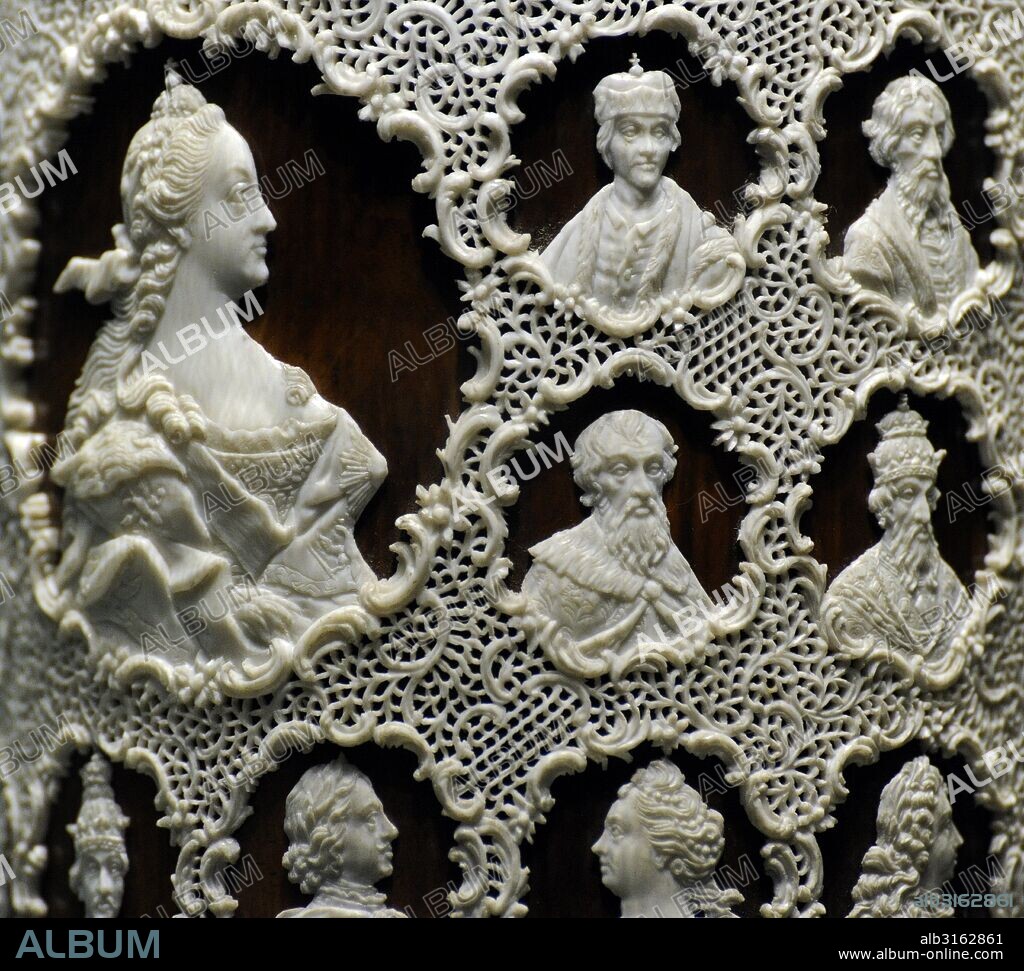 Arte Siglo XVIII. Rusia. Jarra con 59 medallones con retratos de princesas y zares de Ryrik a Catalina II. Marfil de mamut tallado. San Petersburgo, Rusia, 1771-1775. Kh. Dudin (1714-1780). Detalle. Museo del Hermitage (The State Hermitage Museum). San Petersburgo. Rusia.