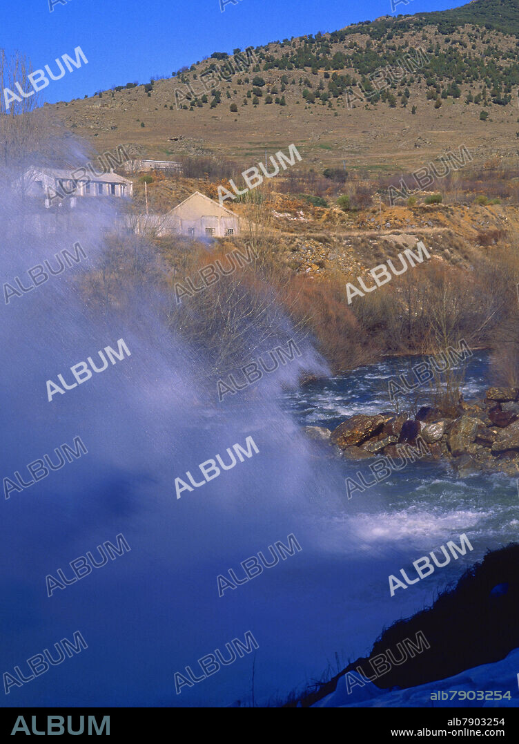 PRESA DEL EMBALSE DE PINILLA CON EL ALIVIADERO ABIERTO.