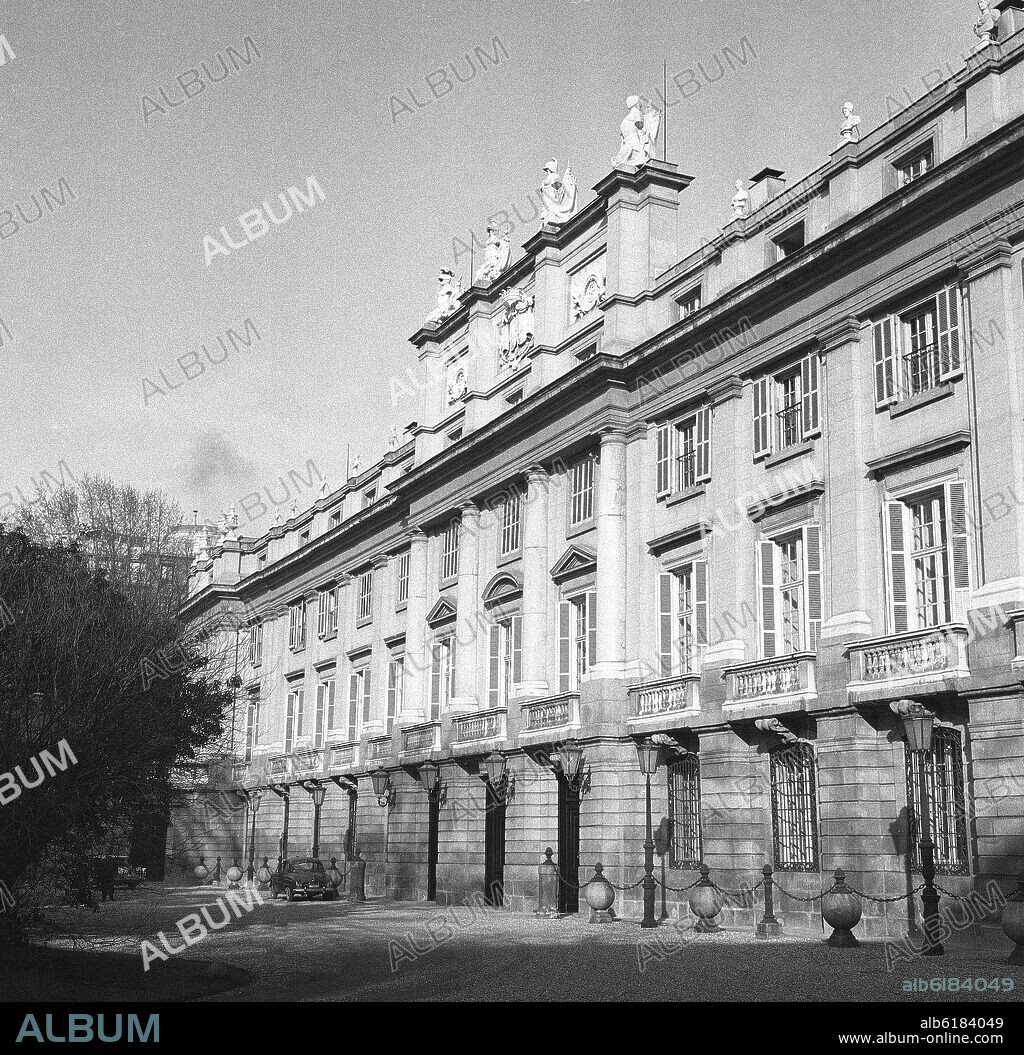 VENTURA RODRIGUEZ (1717-1785). FACHADA PRINCIPAL DEL PALACIO DE LIRIA - 1783 - NEOCLASICISMO ESPAÑOL -  FOTOGRAFIA EN BLANCO Y NEGRO - AÑOS 60 -.