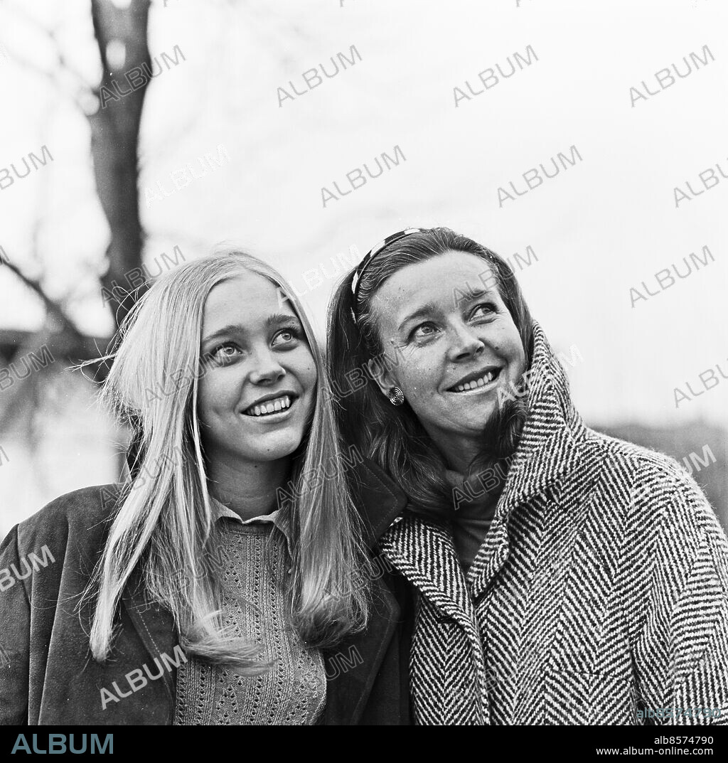 1968-03.. Sångerskorna Alice Babs Sjöblom (th) och Titti Sjöblom (dotter).. Foto: Bo-Aje Mellin / RiR / SVT / Kod: 5600. Bild och reportage publ. i RiR 16/68 sid. 18-19 inför TV-musikalen Det hopfällbara slottet.. RiR 18938 sv/v neg.