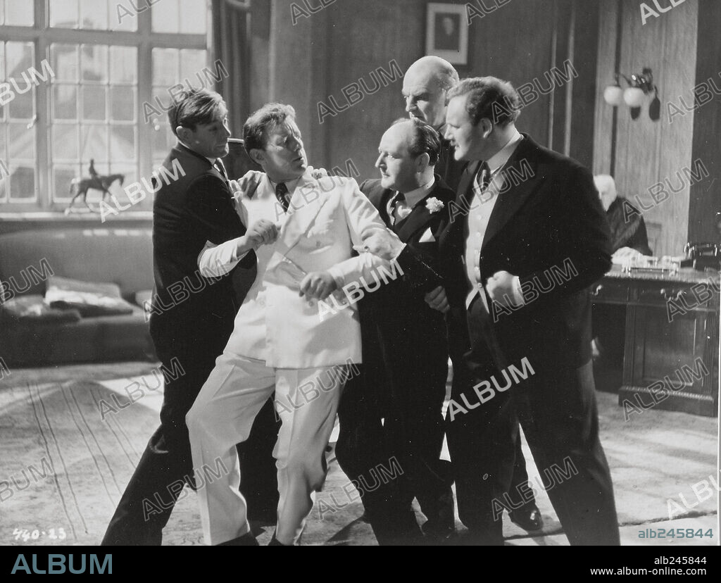 ALEC GUINNESS, CECIL PARKER, HOWARD-MARION CRAWFORD and MICHAEL GOUGH in THE MAN IN THE WHITE SUIT, 1951, directed by ALEXANDER MACKENDRICK. Copyright EALING STUDIOS.