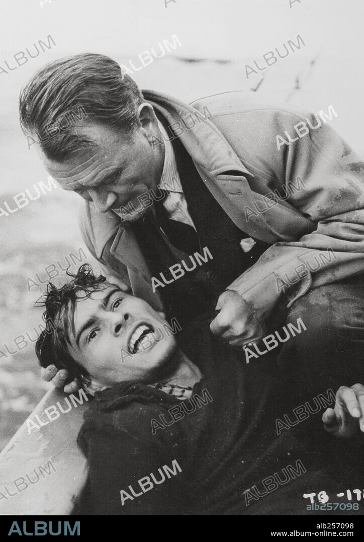 HORST BUCHHOLZ y JOHN MILLS en LA BAHÍA DEL TIGRE, 1959 (TIGER BAY), dirigida por J. LEE THOMPSON. Copyright RANK.