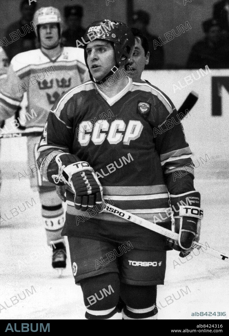 MOSKVA 1987-12-22. Sovjetunionens Vladimir Krutov framför Tre Kronors Magnus Svensson under en ishockeylandskamp mellan Sovjetunionen och Sverige under Izvetijaturneringen i Moskva 22:a december 1987. Ryssarna vann med 4-1. Foto: Peter Berggren / SCANPIX / Kod: 1010.