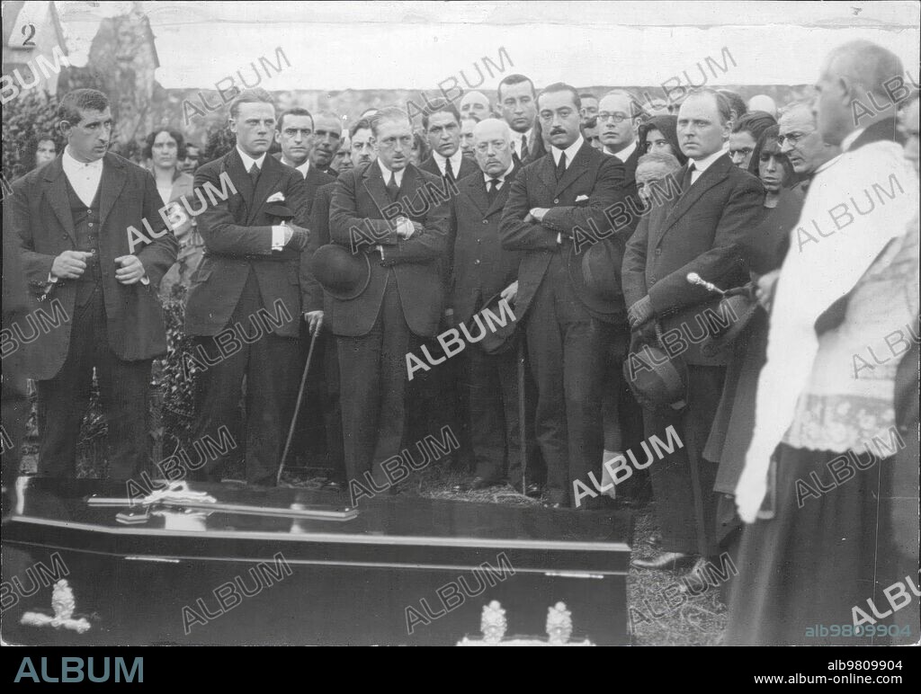 Octubre 1923. La familia Luca de Tena, en el cementerio de Lasarte, Presidiendo el entierro de don Guillermo Brunet.