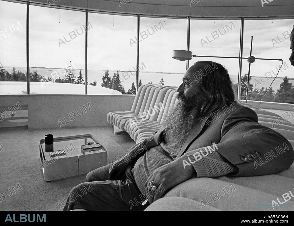 ARKIV TORÖ 19690704 . Danske resebyrådirektören Simon Spies i sin soffa i sitt hus på Torö i Nynäshamns kommun.. Foto: Jan Collsiöö / TT / Kod: 1001.