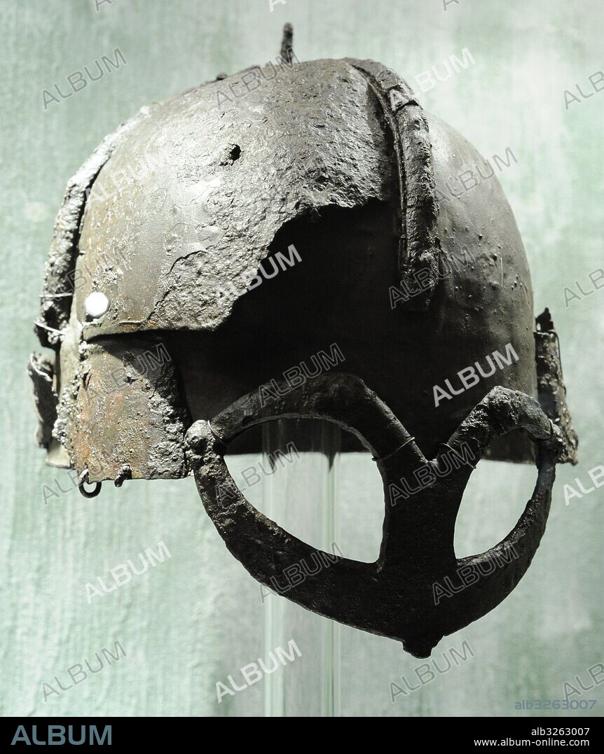 Casco completo de un jefe vikingo, encontrado en una granja de Gjermundbu, Noruega. Siglo X. Hierro. Museo de Historia (Historical Museum). Oslo. Noruega.