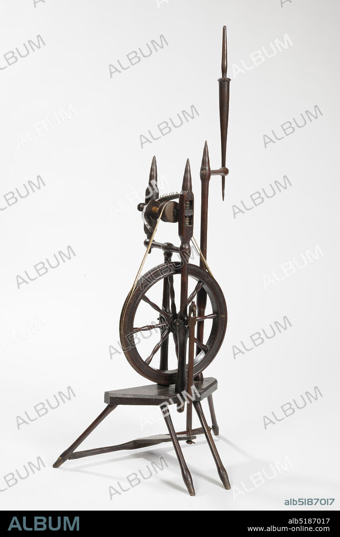 spinning wheel, Anonymous, 18th century, wood, metal, linen, leather, twisted, General: 120 x 38 x 52cm, Storage: 79 x 52 x 34cm (790 x 520 x 340mm), Small spinning wheel with smooth legs and posts. The spinning wheel has three legs, between which a trapper is attached, which, via a wooden slat and a metal pin, drives the wheel. The wheel is connected to the spin reel by two tension wires running over pulleys. The distaff is placed on a high post in three parts. The wheel is placed on the right, 1886.