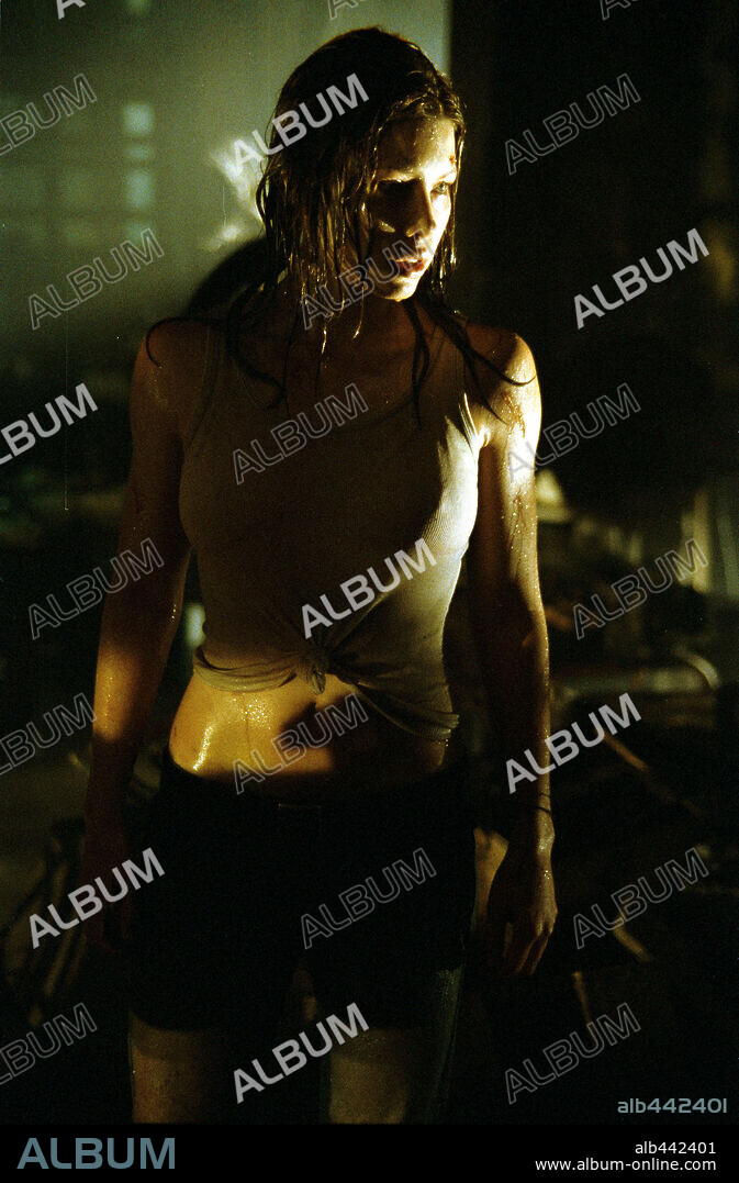 JESSICA BIEL in THE TEXAS CHAINSAW MASSACRE, 2003, directed by MARCUS NISPEL. Copyright NEW LINE CINEMA.