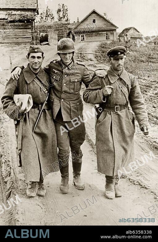 2. Weltkrieg / Rußlandfeldzug 1941/42. Ein verwundeter Deutscher wird im Dorf Witorkje von zwei russischen Soldaten zum Verbandsplatz geführt. Foto, 8.9.1941.