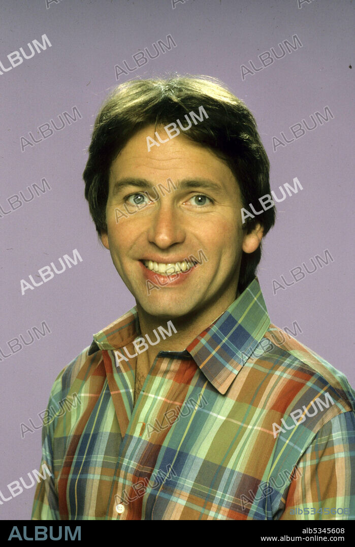 JOHN RITTER en APARTAMENTO PARA TRES, 1976 (THREE'S COMPANY), dirigida por BILL HOBIN y DAVE POWERS. Copyright DLT ENTERTAINMENT LTD.