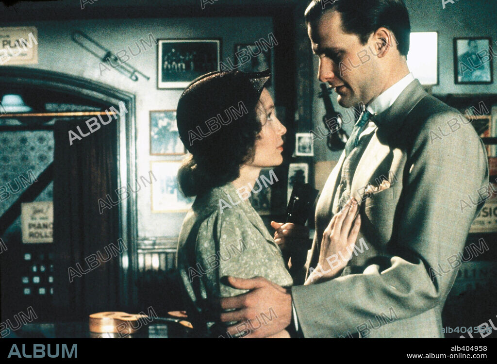 JEFF DANIELS y MIA FARROW en LA ROSA PÚRPURA DEL CAIRO, 1985 (THE PURPLE ROSE OF CAIRO), dirigida por WOODY ALLEN. Copyright ORION PICTURES.