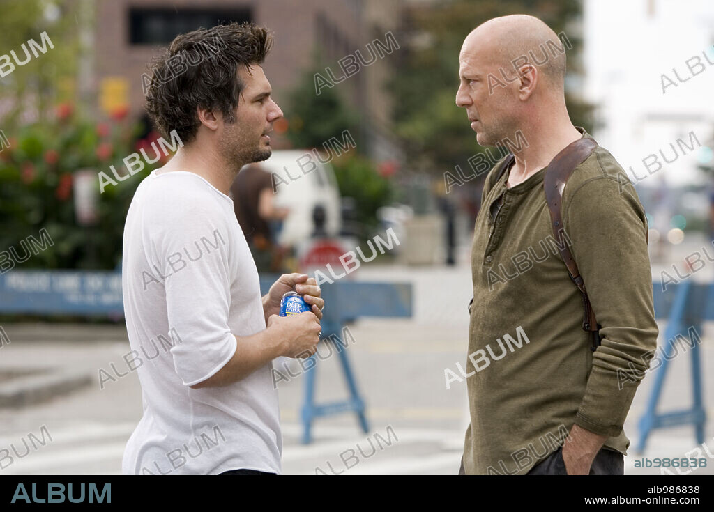 BRUCE WILLIS y LEN WISEMAN en LA JUNGLA 4.0, 2007 (LIVE FREE OR DIE HARD), dirigida por LEN WISEMAN. Copyright CHEYENNE ENTERPRISES/DUNE ENTERTAINMENT/INGENIOUS FILM PARTN.