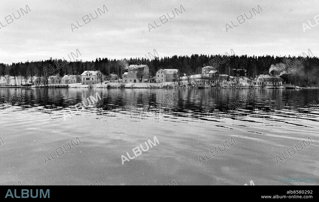 Kurön 1958-12-17. En bild av Kurön från södra Björkfjärden. Kurön, som även kallas Hoppets ö, ägs sedan 1912 av Frälsningsarmén som på ön bedriver behandling för missbrukare. Foto: SvD / TT / kod 12014.