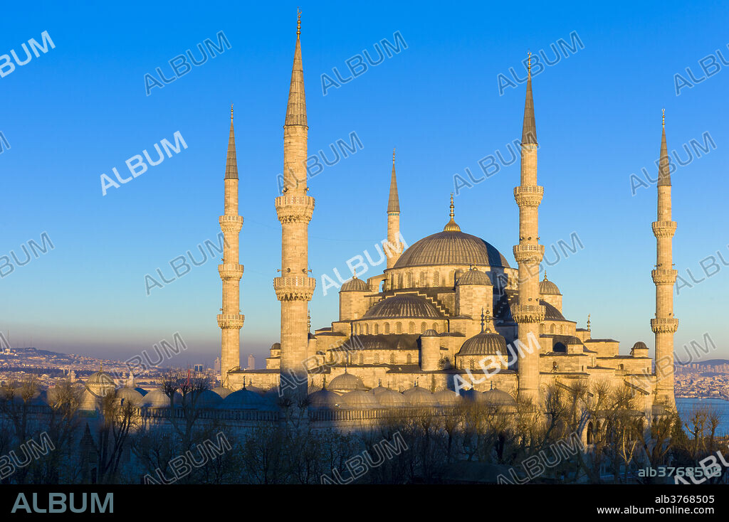 The Blue Mosque (Sultanahmet Camii) (Sultan Ahmet Mosque) (Sultan Ahmed Mosque), UNESCO World Heritage Site, 17th century monument with domes and minarets in Istanbul, Turkey, Europe.