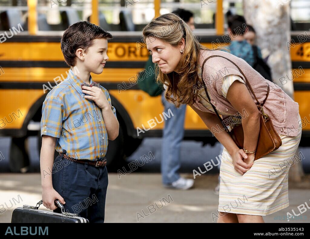 IAIN ARMITAGE and ZOE PERRY in YOUNG SHELDON, 2017, directed by CHUCK LORRE and STEVEN MOLARO. Copyright CHUCK LORRE PROD/WARNER BROS. TV.