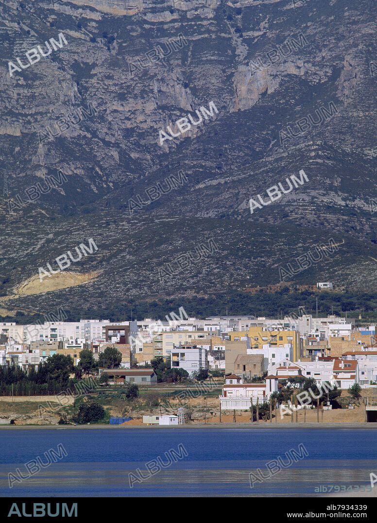 VISTA PARCIAL DE LA CIUDAD AL BORDE DEL MAR Y EL MONTSIA DETRAS.