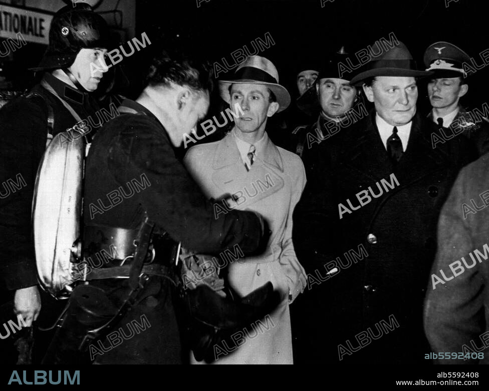Goebbels, Joseph; politician (NSDAP), Reichs minister for Public Enlightenment and propaganda; 1897-1945. Large fire at S-Bahnhof Potsdamer Platz in Berlin, 26 December 1936: Goebbels (middle) with the Prussian Prime Minister Hermann Goering on the scene of the fire. Photo.
