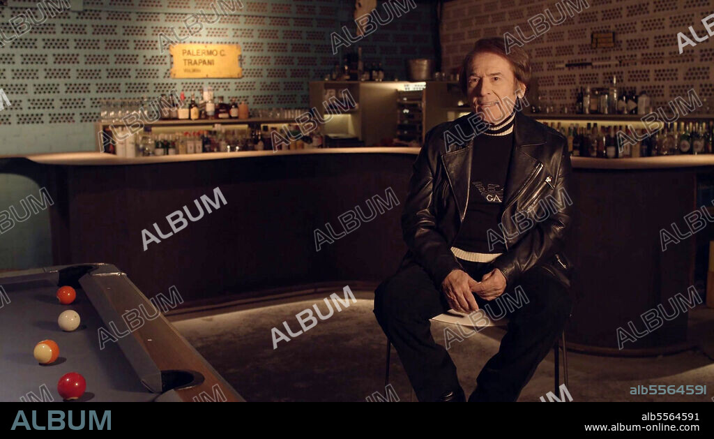 RAPHAEL (CANTANTE) en CRUCE DE CAMINOS. UN DOCUMENTAL SOBRE MIGUEL RIOS, 2022, dirigida por LUIS MENGS y LUIS MIGUEL FERNANDEZ. Copyright Pulsonic / RTVE.
