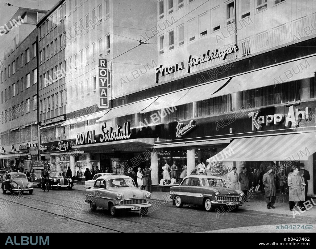 Affärskomplexet bostadskompelexet affärer bostäder lägenheter Södertull i Malmö. Biografen Royal ut mot Södra Tullgatan. Personbilar Opel , PV 444, Volkswagen m.fl Affärerblal Regment, Löfbergs, Iwa-Foto, KappAhl. Ett av fyra höghus. 1960-talet.. (c) Bertil Pehrson / Sydsvenskan / IBL .