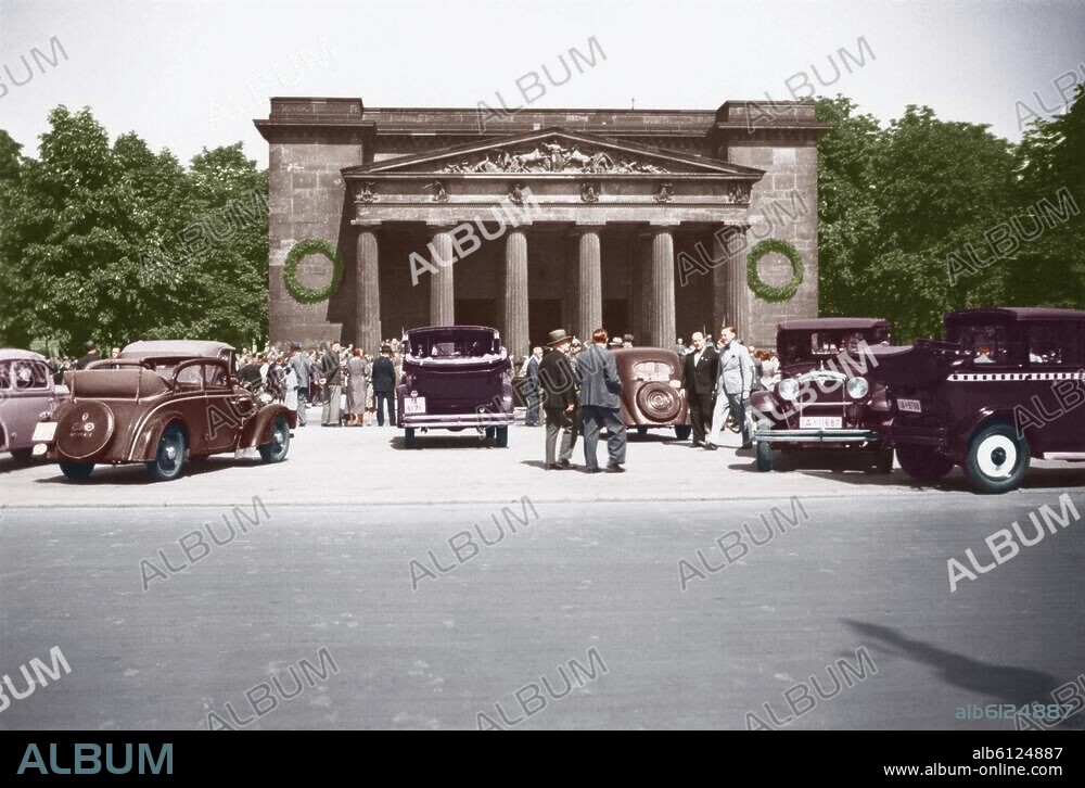Berlin-Mitte, Neue Wache, Unter den Linden (1817/18 erbaut von K.F.Schinkel).-Ansicht der Vorderfront mit parkenden Autos und Passanten.-Foto, undat. (um 1930); digital koloriert.