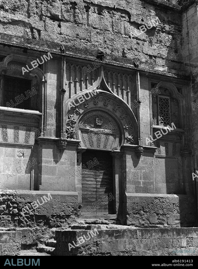 PORTADA DE LA PALOMA EN LA FACHADA OCCIDENTAL DE LA MEZQUITA DE CORDOBA CON DECORACION OJIVAL DE FINALES DEL SIGLO XV - B/N - AÑOS 50.