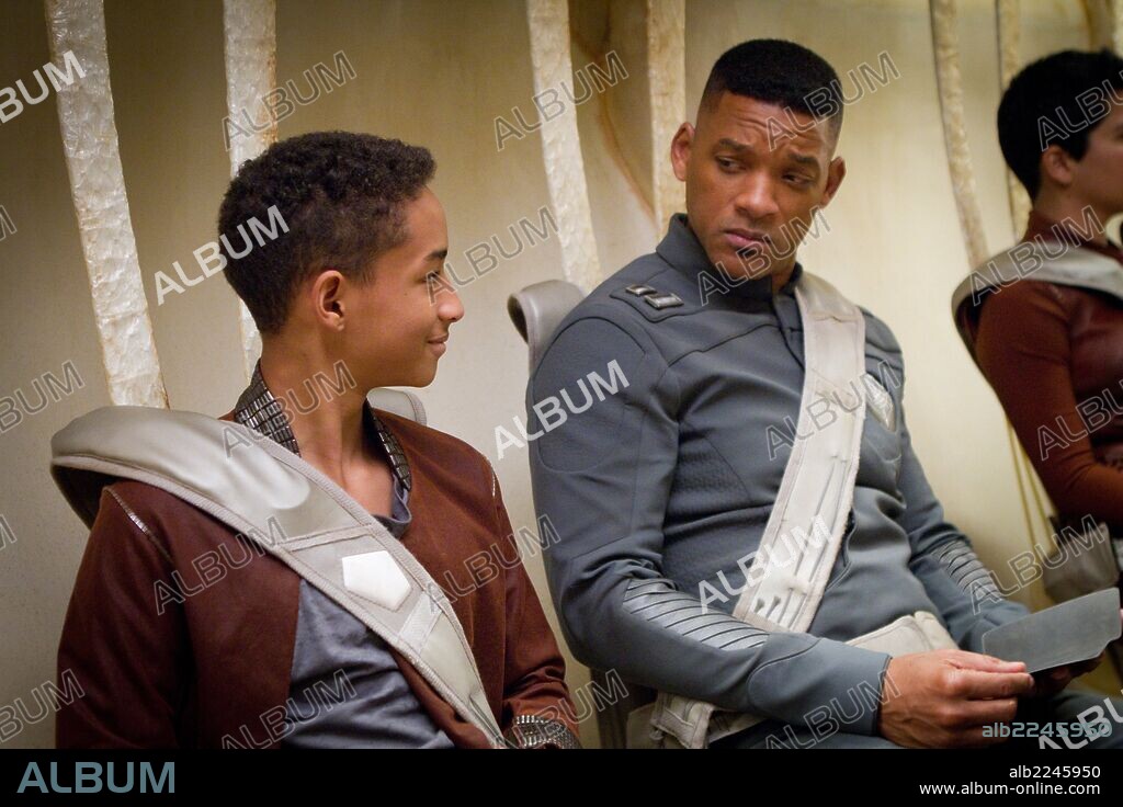 JADEN SMITH and WILL SMITH in AFTER EARTH, 2013, directed by M. NIGHT SHYAMALAN. Copyright COLUMBIA PICTURES.