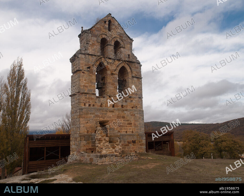CANTABRIA. IGLESIA RUPESTRE DE SANTA MARIA DE VALVERDE, construida entre los siglos VIII y IX d. C. Vista de la espadaña de época románica. Valderredible. Cantabria. España.