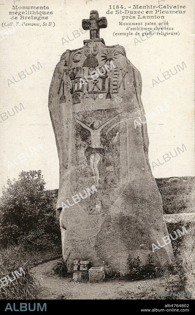 'Monuments megalithiques de Bretagne : menhir-calvaire de St-Duzec en Pleumeur, pres Lannion. Monument paien orne d'emblemes chretiens'. Photographie anonyme pour une carte postale vers 1910. Credit : Collection IM/KHARBINE-TAPABOR.