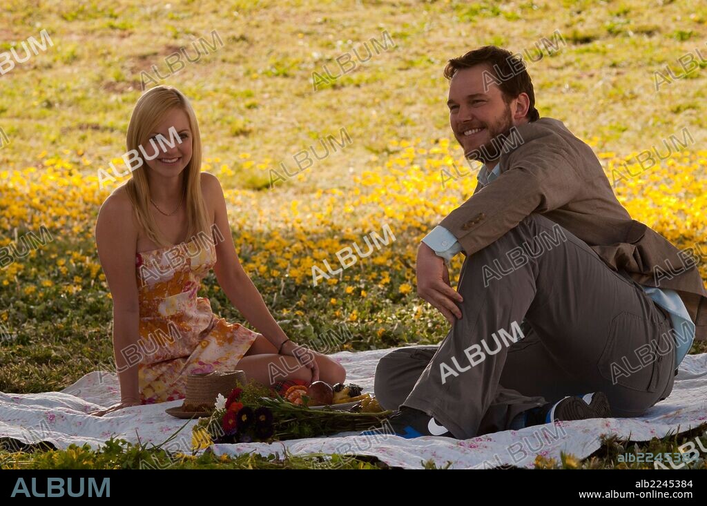 ANNA FARIS and CHRIS PRATT in MOVIE 43, 2013, directed by ELIZABETH BANKS and STEVEN BRILL. Copyright GREENESTREET FILMS.