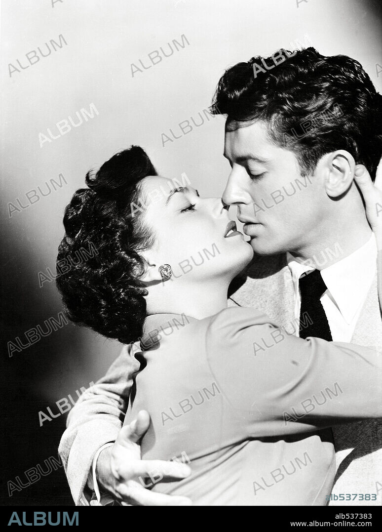 FARLEY GRANGER and RUTH ROMAN in STRANGERS ON A TRAIN, 1951, directed by ALFRED HITCHCOCK. Copyright WARNER BROTHERS.