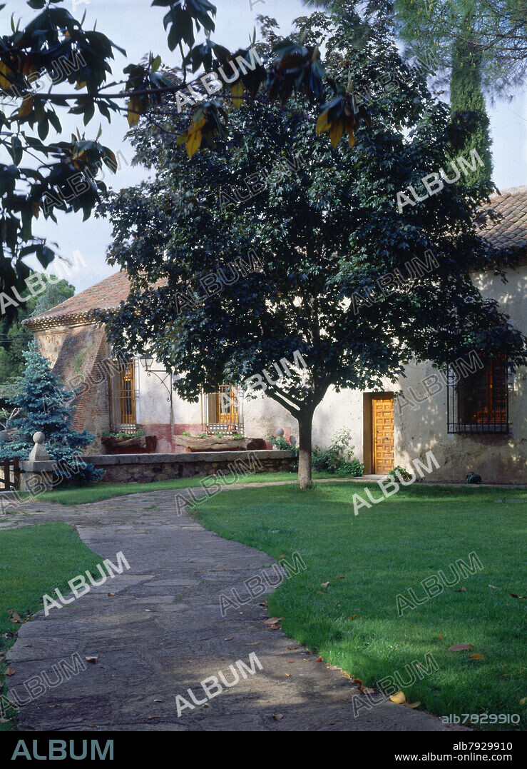 CAMINO EMPEDRADO EN EL JARDIN QUE LLEVA A LA CASA DE SERVICIO.