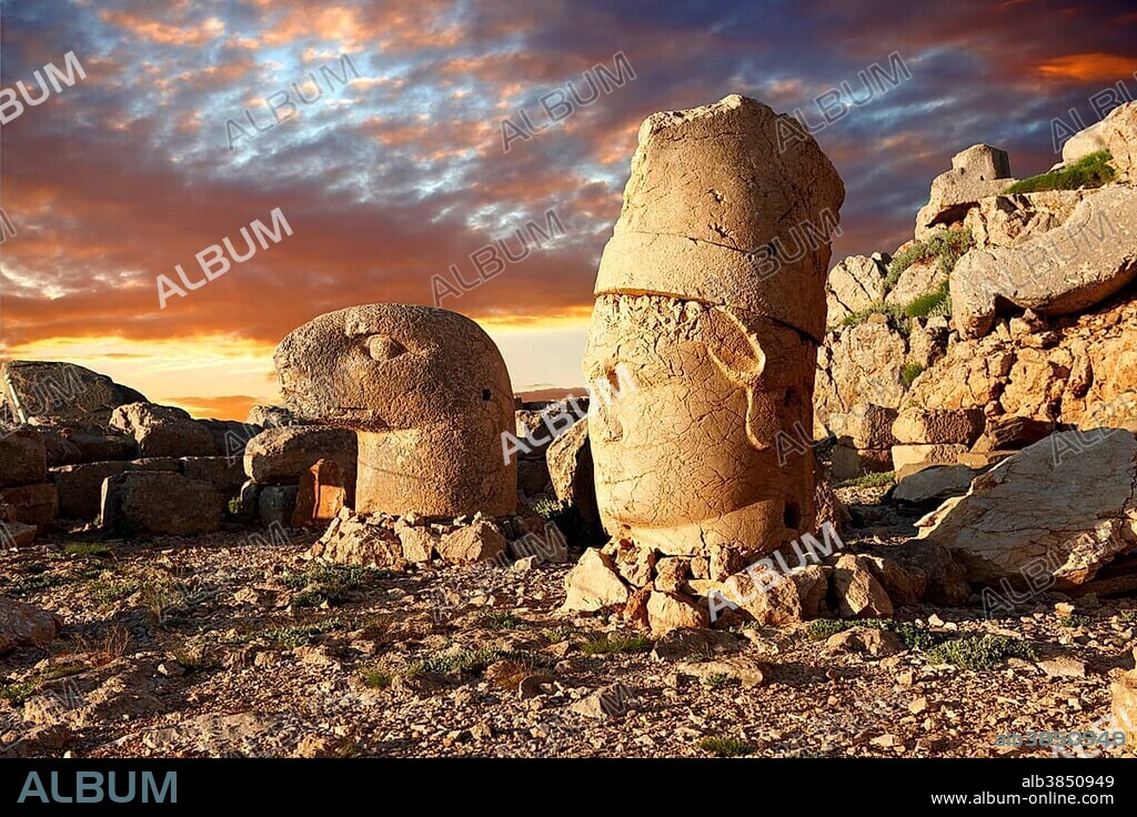 Broken statues around the tomb of Commagene King Antiochus 1 on top of Mount Nemrut, Turkey, Asia.