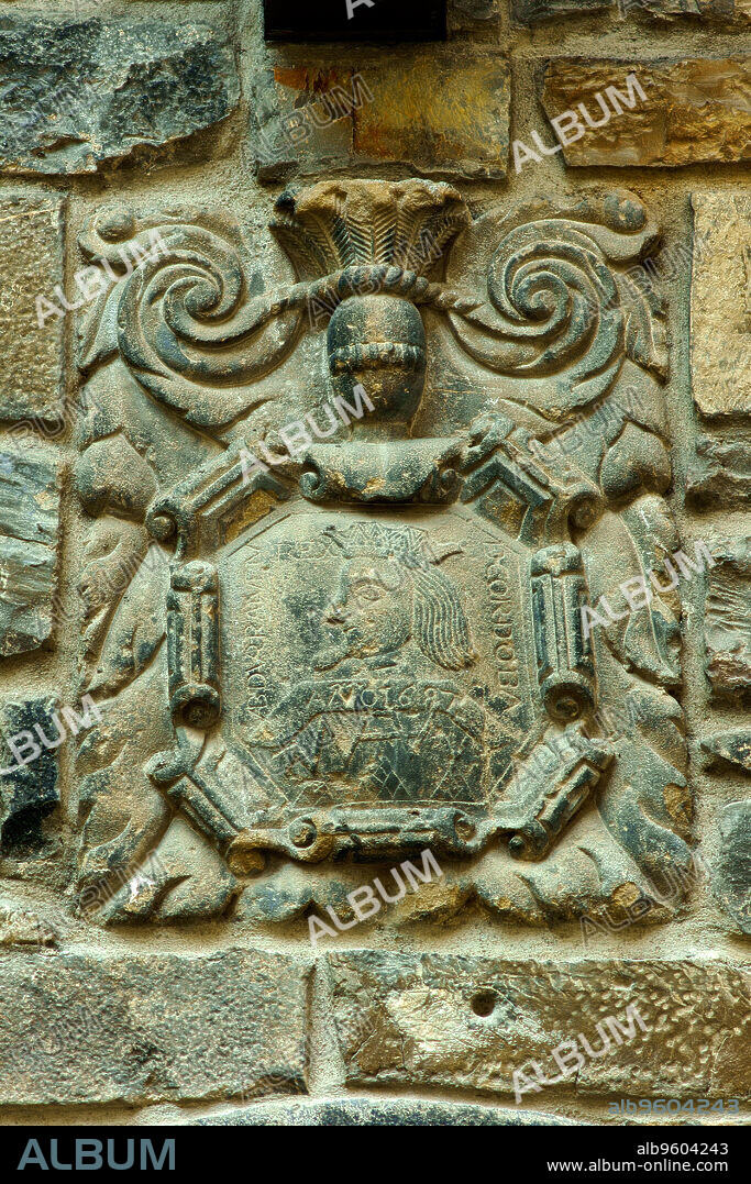 Escudo nobiliario.Isaba.Valle del Roncal. Gran recorrido 11.Cordillera pirenaica.Navarra.España.