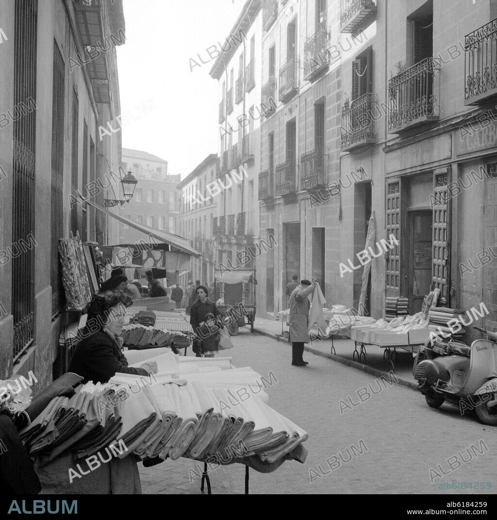 CALLE DE SAN CAYETANO -  FOTOGRAFIA EN BLANCO Y NEGRO - AÑOS 60.