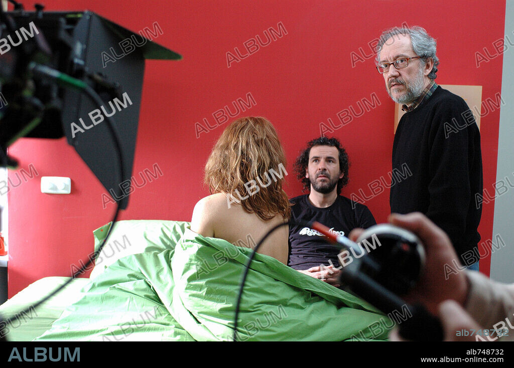 EMILIO MARTINEZ-LAZARO y GUILLERMO TOLEDO en LOS 2 LADOS DE LA CAMA, 2005, dirigida por EMILIO MARTINEZ-LAZARO. Copyright TELESPAN 2000 S.L./ESTUDIOS PICASSO/IMPALA S.A.