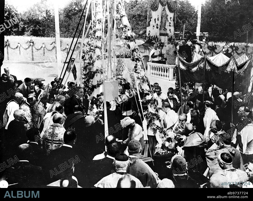 5 agosto 1907. Vitoria. La futura Catedral. Ss.Mm. los Reyes don Alfonso, doña victoria Eugenia y doña María  Cristina, en el solemne acto de colocar la primera piedra del nuevo Templo. Foto: Gonzalo.