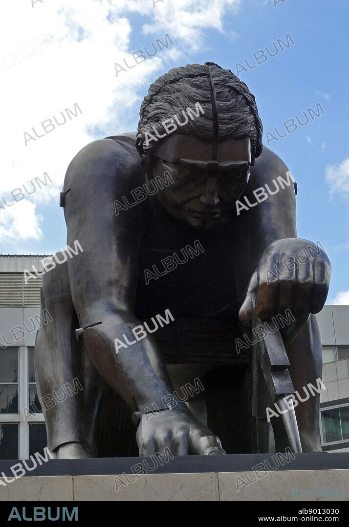 Bronze sculpture. Showing Isaac Newton, after William Blake, by Eduardo Paolozzi, 1995, British Library, London.