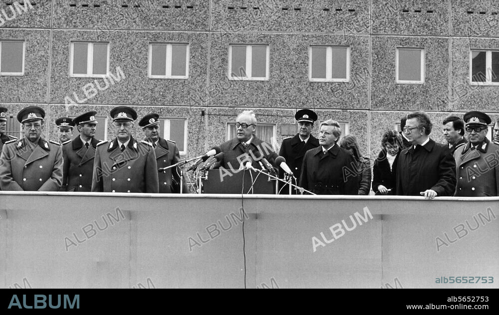 Waren an der Müritz (Bezirk Neubrandenburg), FDGB-Erholungsheim "Warenshof". (1988 eröffnet, entstanden durch Umbau einer ehemaligen sowjet. Raketenbasis). - Eröffnung der Ferienanlage am 3. Juli. 1988: am Rednerpult der FDGB-Vorsitzende Harry Tisch, zu seiner Rechten der Minister für Nationale Verteidigung Heinz Keßler. Foto (Sigrid Klimmer).