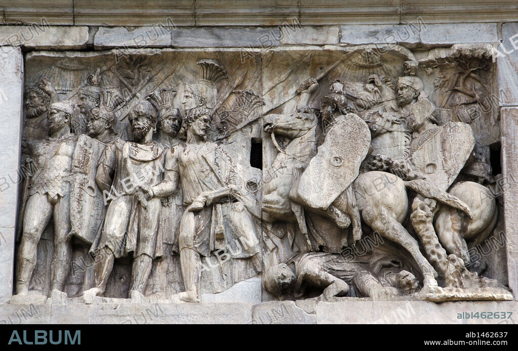 ARTE ROMANO. ITALIA. ARCO DE CONSTANTINO. Arco triunfal erigido en el siglo IV por el Senado en honor del emperador Constantino, tras su victoria sobre Majencio en el Puente Milvio (313). Detalle de un RELIEVE. ROMA.