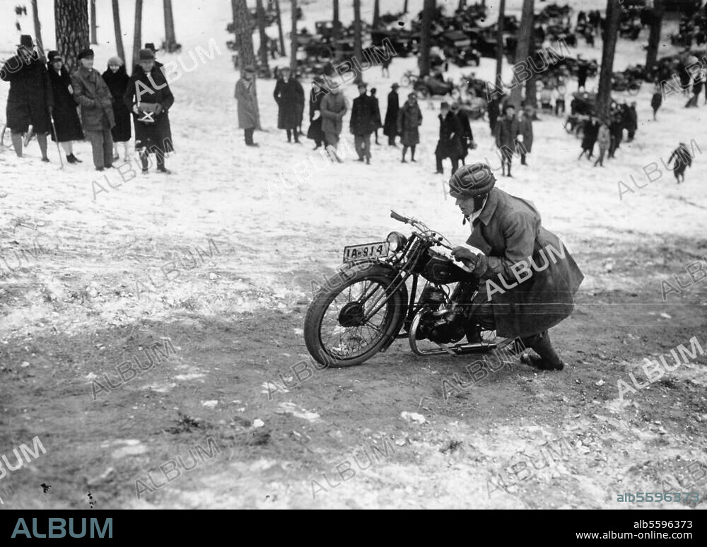 Verkehr:. Motorrad. 2. Querfeldeinrennen der Vereinigung Deutscher Motor-Rennfahrer: ein Teilnehmer schiebt sein Motorrad bergauf. Foto, undat. (20er Jahre).