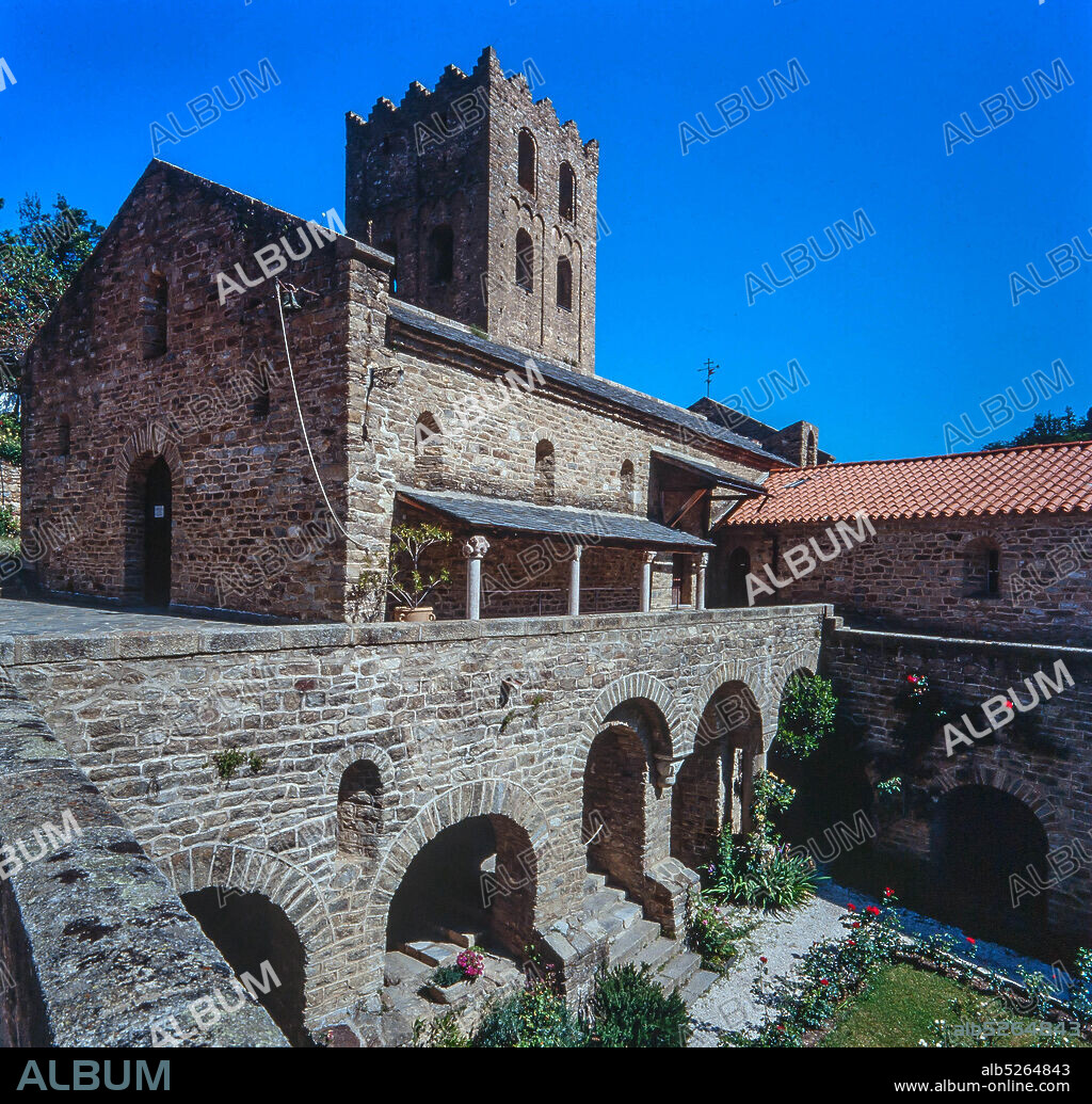 Abadía de Sant Martí del Canigó, fundada en el siglo XI en la localidad de Casteil, Francia.