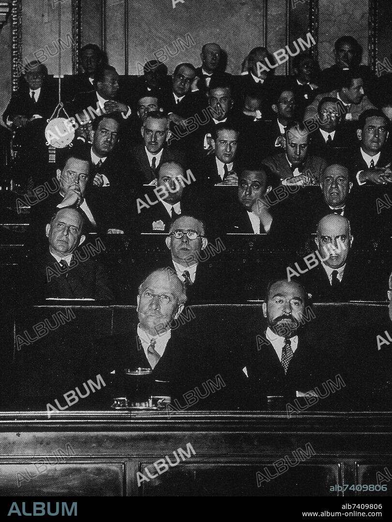 LOS DIPUTADOS EN LAS CORTES ESCUCHAN EL DISCURSO DE APERTURA DE NICETO ALCALA ZAMORA DURANTE LA II REPUBLICA, 14 DE  JULIO DE 1931.