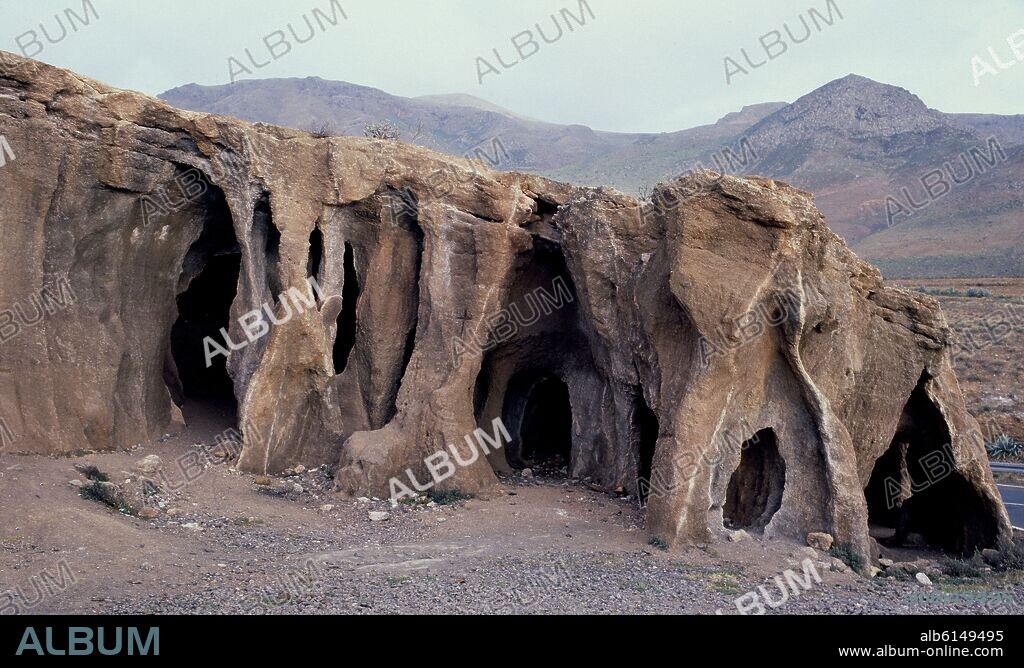 CUEVAS EXCAVADAS EN LA TOBA VOLCANICA POR LOS ANTIGUOS CANARIOS, CUEVA GUANCHE.
