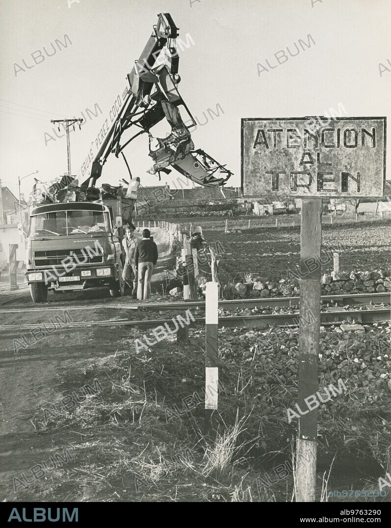 21 diciembre 1978. Muñoz (Salamanca) Accidente de una locomotora con un autobus escolar. 30 niños muertosEn la imagen: Restos del autobus.