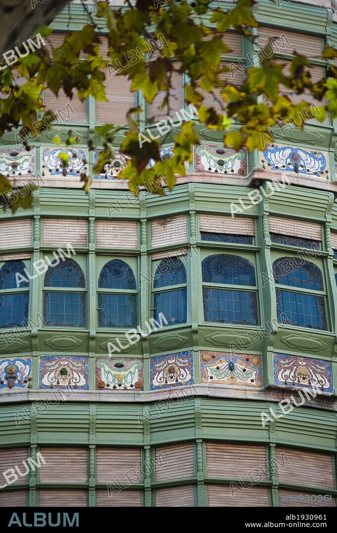 Casa Comalat, edificio modernista situado en el número 442 de la avenida Diagonal y con fachada posterior en el número 316 de la calle Córcega en Barcelona, siendo un proyecto del año 1906 efectuado en 1911 por el arquitecto Salvador Valeri i Pupurull (1873-1954).