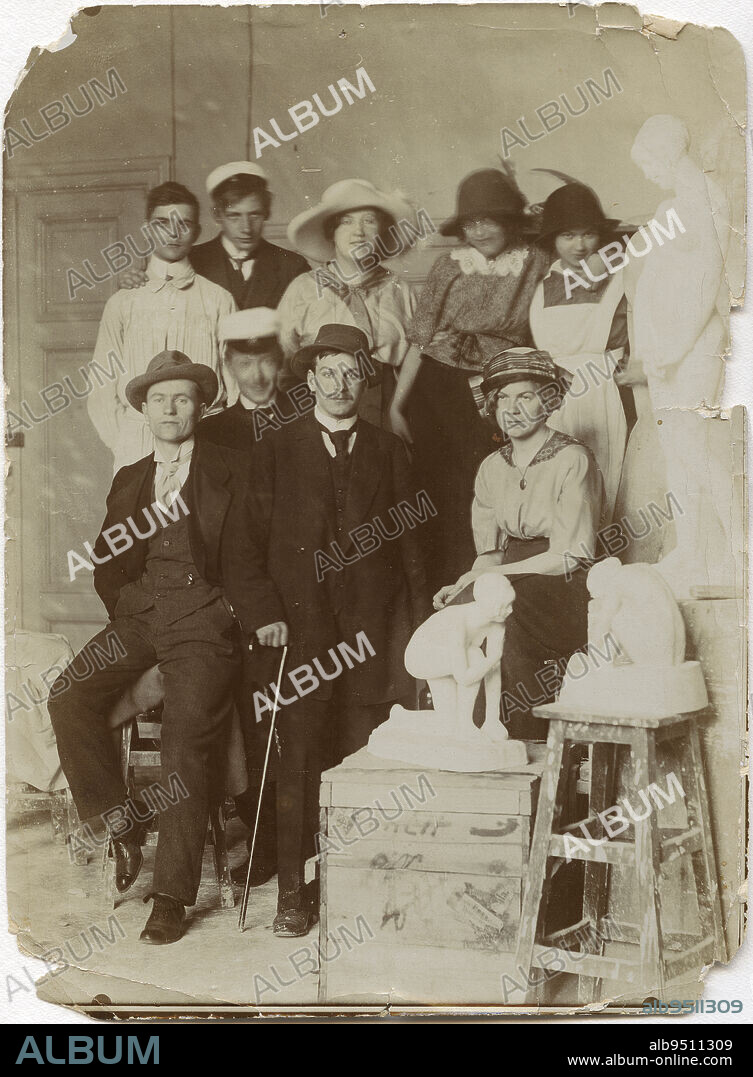 Sculpture class of the Finnish Art Society's Drawing School, 1913, 164 × 120 mm, Ateneum, classroom, student.