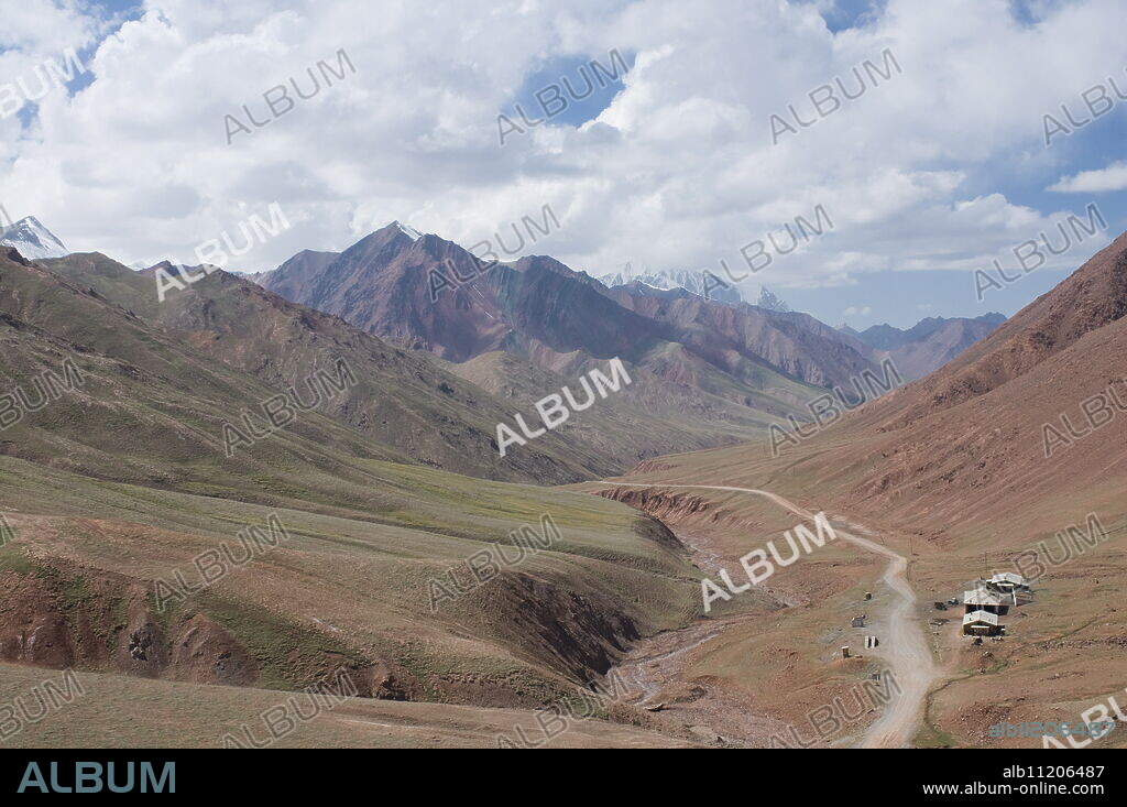Border road between Tajikistan and Kyrgyzstan in the mountains, near Sary Tash, Kyrgyzstan, Central Asia.