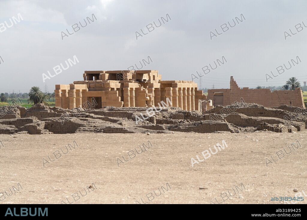 Egipto. Ramesseum. Nombre dado al templo funerario ordenado erigir por Ramsés II, y situado en la necrópolis de Tebas, en la ribera occidental del río Nilo, frente a la ciudad de Luxor.
