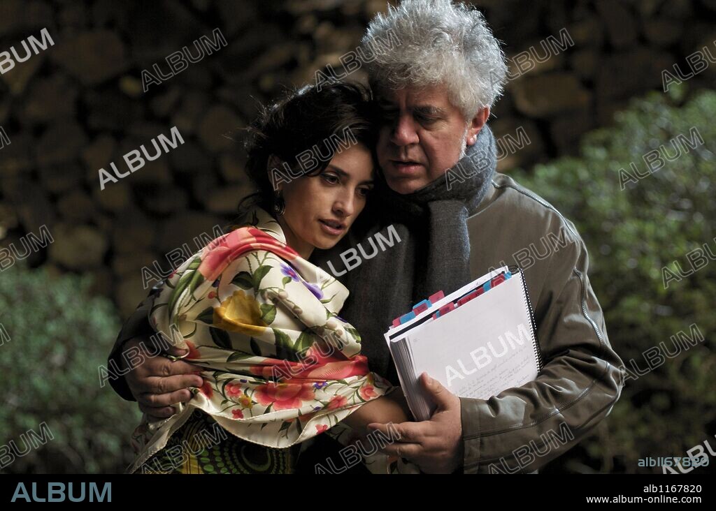 PEDRO ALMODOVAR and PENELOPE CRUZ in BROKEN HUGS, 2009 (LOS ABRAZOS ROTOS), directed by PEDRO ALMODOVAR. Copyright EL DESEO SA/UNIVERSAL INTERNATIONAL PICTURES (UI).