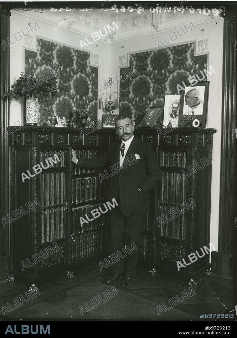 1920. Madrid. El autor Pedro Muñoz Seca en un rincón de su despacho, en una imagen de los años 20.